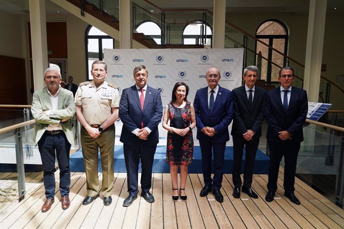 La ministra de defensa Margarita Robles preside la foto de familia en la clausura del curso de verano de la UMA