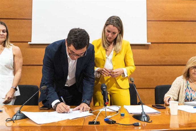 Archivo - El consejero de Obras Públicas y Transportes del Gobierno de Canarias, Pablo Rodríguez, en la reunión de la Mesa del Transporte para pedir el coste íntegro de la gratuidad de las guaguas y el tranvía
