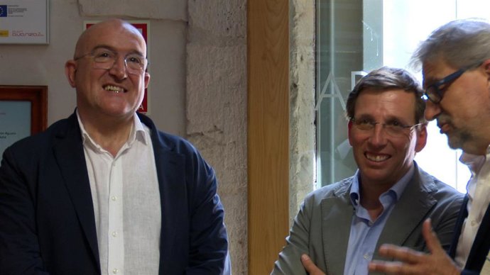 El alcalde de Valladolid, Jesús Julio Carnero (izda), junto al regidor de Madrid, José Luis Martínez-Almeida (centro), y el director del Archivo Municipal de la ciudad vallisoletana, Eduardo Pedruelo.