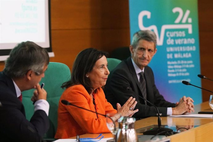 La ministra de defensa, Margarita Robles asiste a la clausura  de un seminario dentro de los Cursos de Verano de la Universidad de Málaga.