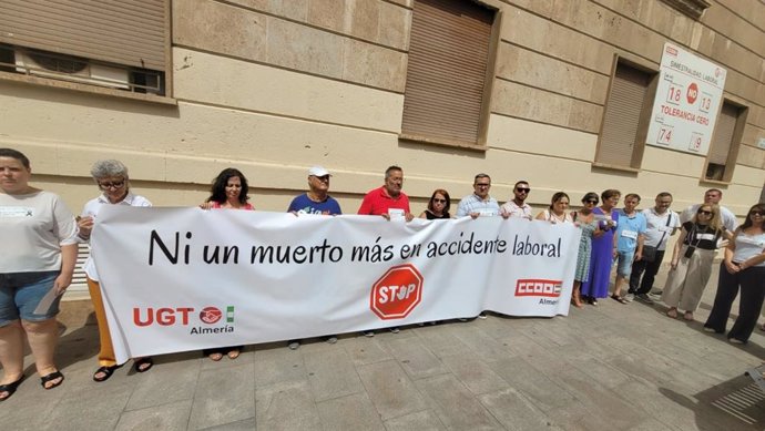 Concentración por la muerte de un trabajador en Los Gallardos (Almería).