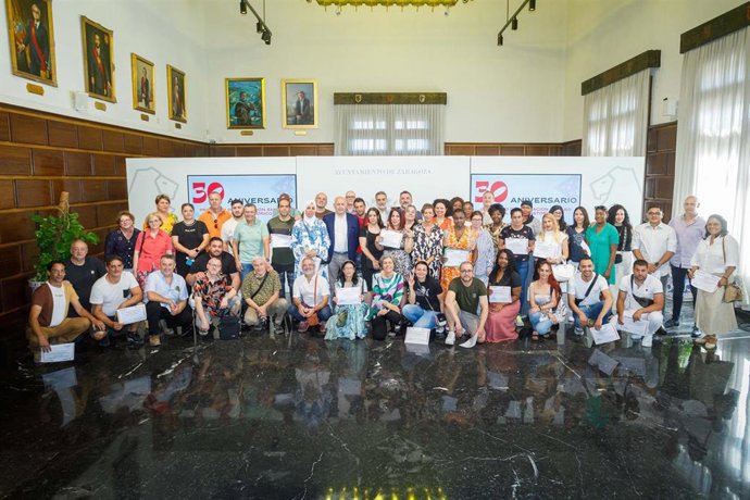 Foto de Familia de la consejera con los alumnos y formadores del plan de este año.