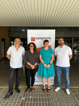 La portaveu de Compromís a l'Ajuntament de Gandia, Alícia Izquierdo (segona izq) i la diputada de la coalició valencianista al Congrés Àgueda Micó