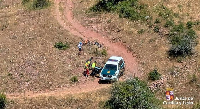 Rescate de un ciclista que sufrió una indisposición en una pista forestal en Valdoré.