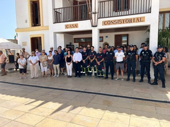 Autoridades de Formentera guardan un minuto de silencio por el fallecimiento de una bebé por un derrumbe en una playa.