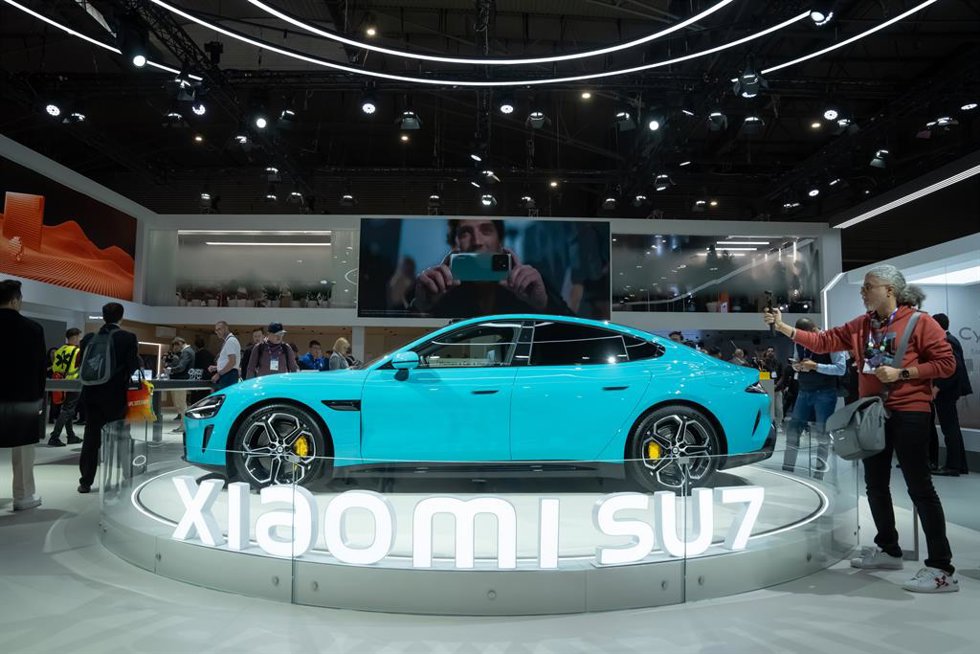 Archivo - Varias personas durante la presentación del coche Xiaomi SU7, durante la segunda jornada de la XVIII edición del Mobile World Congress, en la Fira de Barcelona, a 27 de febrero de 2024, en L'Hospitalet de Llobregat, Barcelona, Catalunya (Españ