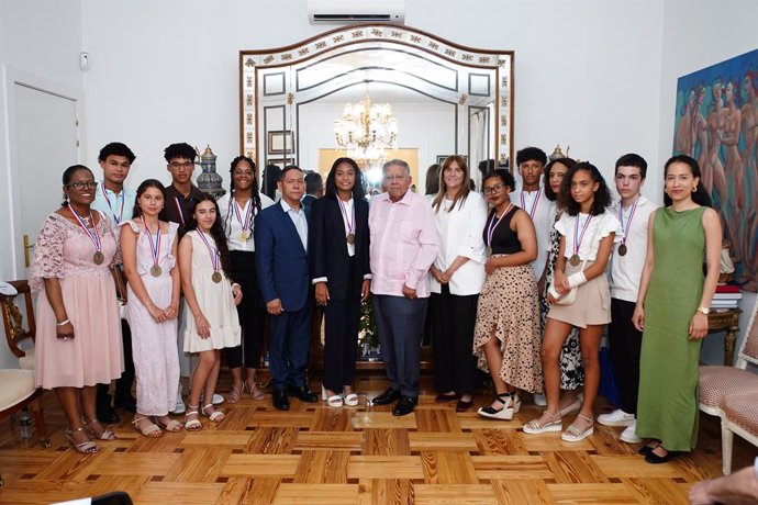 Embajada dominicana en España entrega medallas a los ganadores del Premio al Mérito Escolar 2024