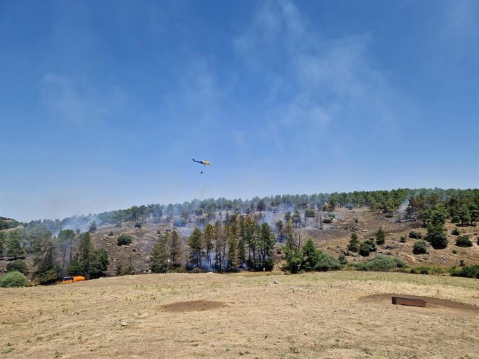 Labores de extinción de un incendio declarado en Espirdo (Segovia).