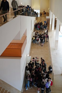 Archivo - Estudiantes esperan antes de comenzar las pruebas de acceso a la universidad 2022, a 7 de junio de 2022, en Santiago de Compostela, A Coruña, Galicia (España). Hoy ha arrancado en Galicia la Evaluación de Bachillerato para Acceso a la Universida