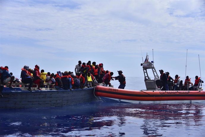 Archivo - Migrantes de Haití en una embarcación en aguas del Caribe