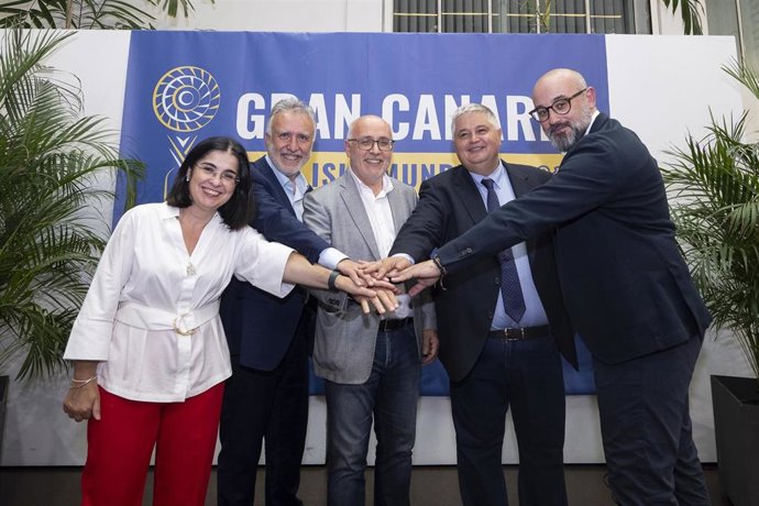 La alcaldesa de Las Palmas de Gran Canaria, Carolina Darias, el ministro de Política Territorial, Ángel Víctor Torres, y el presidente de Gran Canaria, Antonio Morales, en una rueda de prensa para informar sobre la sede del Mundial de Fútbol