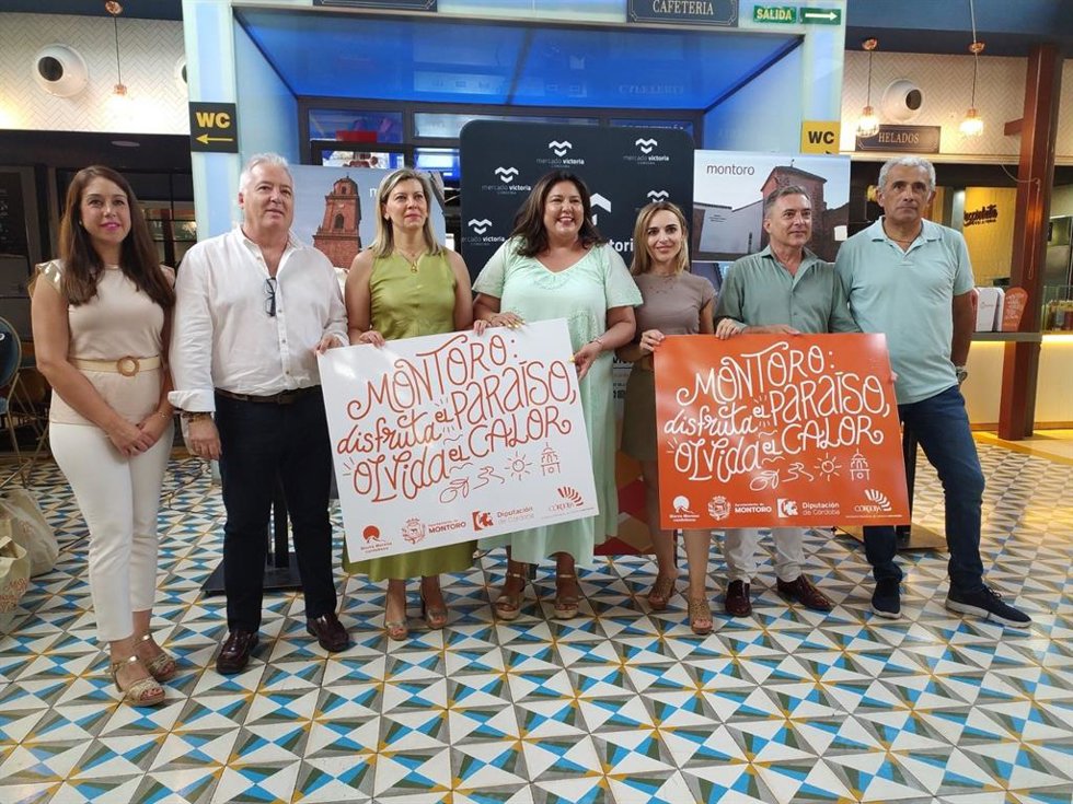 Lola Amo (centro), junto otros ediles montoreños y Narci Ruiz (3 dcha.), en la presentación de la campaña turística 'Montoro, el corazón cálido de España'.