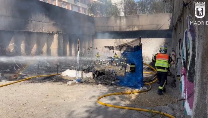 Apagan un incendio de enseres junto a las Cuatro Torres visible en varios puntos del centro de Madrid