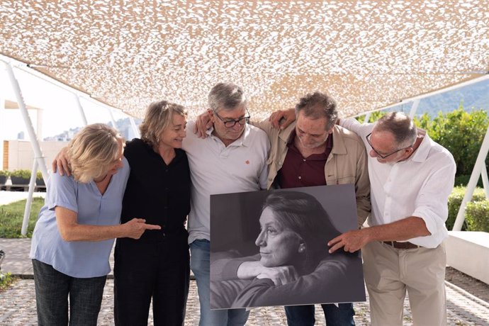 Los hijos de Rosa Regàs --Anna Omedes, Mariona Omedes, Eduard Omedes, David Omedes y Loris Omedes-- posan con un retrato de su madre ante la prensa, este viernes en la capilla ardiente en el Tanatori de Ronta de Dalt de Barcelona