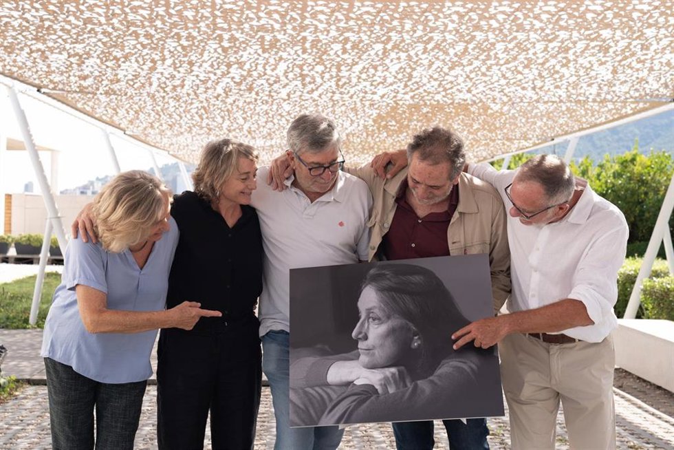 Los hijos de Rosa Regs --Anna Omedes, Mariona Omedes, Eduard Omedes, David Omedes y Loris Omedes-- posan con un retrato de su madre ante la prensa, este viernes en la capilla ardiente en el Tanatori de Ronta de Dalt de Barcelona