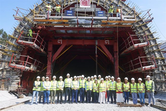 El ministro Óscar Puente visita las obras del nudo de autovías de Torrelavega junto a autoridades de Cantabria y responsables de Carreteras