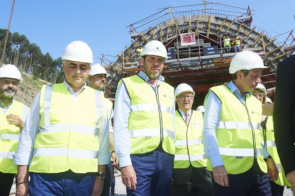 El consejero de Fomento de Cantabria, Roberto Media, y el ministro de Transportes, Óscar Puente, durante la visita a las obras del nudo de autovías