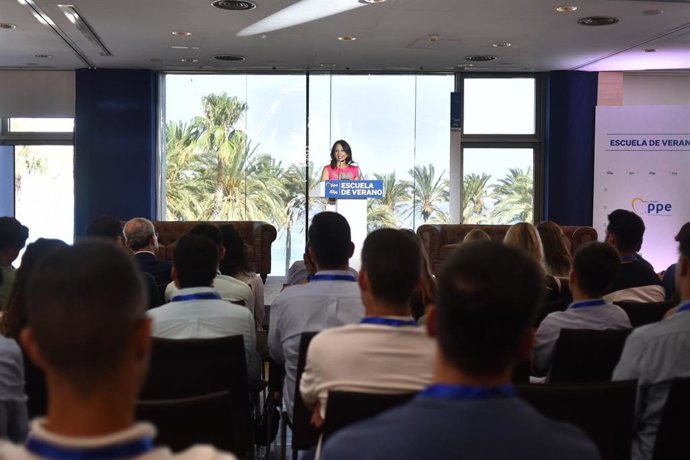 La presidenta del PP de Málaga, Patricia Navarro, en el inicio de la Escuela de Verano de NNGG en Torremolinos (Málaga).