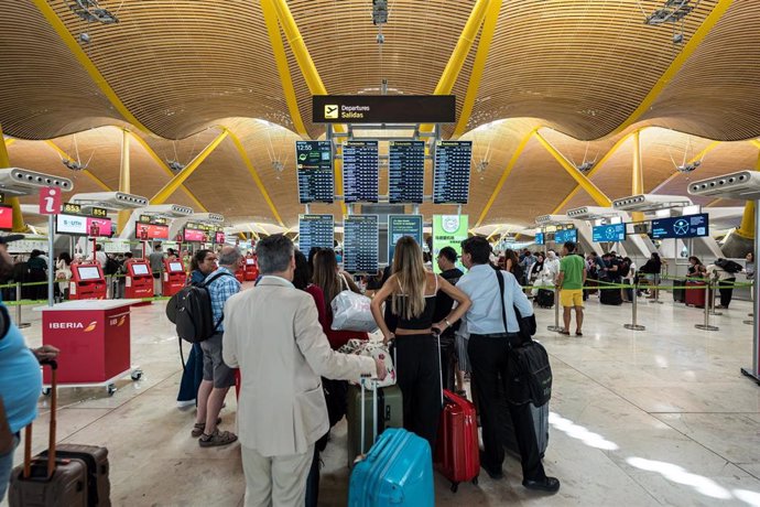 Pasajeros en el aeropuerto de Madrid-Barajas durante la caída del sistema de seguridad de Microsoft que ha provocado fallos en importantes empresas en todo el mundo, a 19 de julio de 2024, en Madrid (España). 