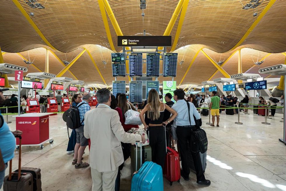 Pasajeros en el aeropuerto de Madrid-Barajas durante la caída del sistema de seguridad de Microsoft que ha provocado fallos en importantes empresas en todo el mundo, a 19 de julio de 2024, en Madrid (España).