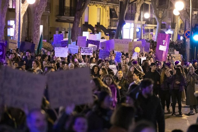 Archivo - Miles de personas protestan con carteles durante la manifestación encabezada por el Moviment Feminista de Mallorca, en una foto de archivo.