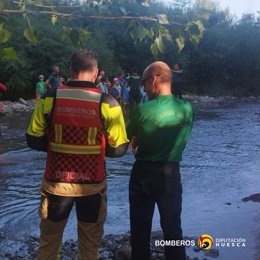 La Guardia Civil y los bomberos de la DPH han auxiliados a los 23 menores y los dos monitores de campamento, que han salido ilesos de la crecida del río Gállego.