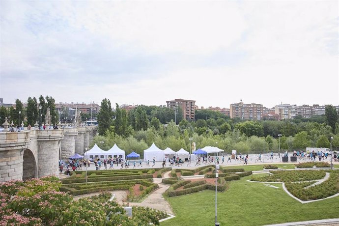 Archivo - Participantes corren por Madrid Río en la III Media Maratón Carabanchel