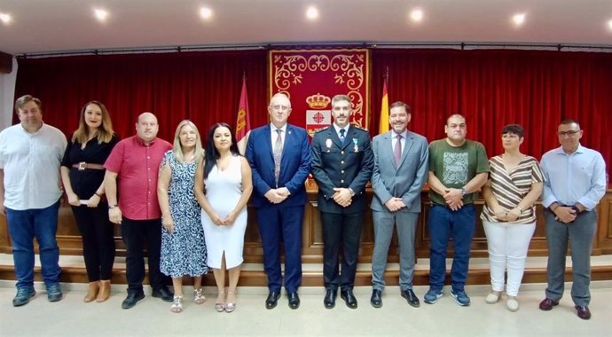 Acto de imposición de la Cruz de Plata al Mérito Civil al agente de Policía Nacional Luis Muñoz.