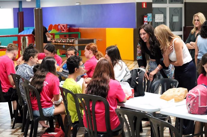 Visita de la consejera de Inclusión Social, Loles López, al campamento inclusivo de Alhaurín de la Torre, en Málaga.