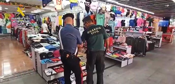 Carabinieris italianos patrullan junto a la Guardia Civil en las zonas turísticas de Gran Canaria