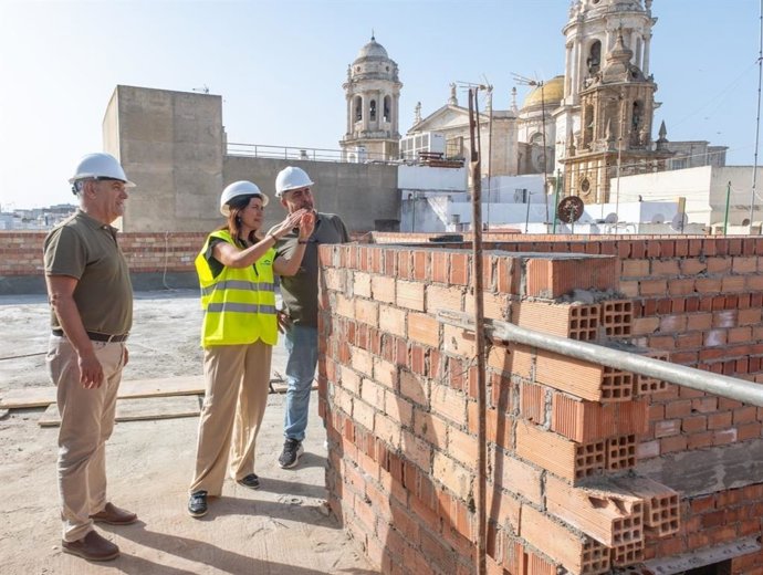 La concejala de Vivienda y Desarrollo Sostenible y presidenta de Procasa, Ana Sanjuán, en la visita realizada a las obras.