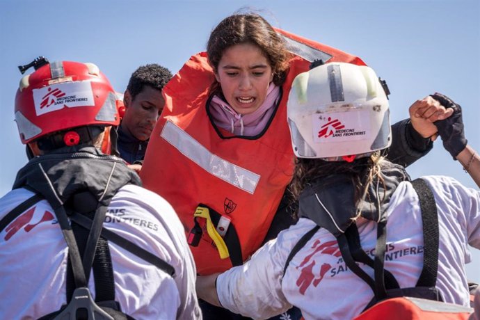 Archivo - Cooperantes de Médicos sin Fronteras durante un rescate en el Mediterráneo 