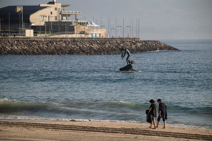 Archivo - Dos personas pasean por la playa de Silgar, a 25 de enero de 2024, en Sanxenxo, Pontevedra, Galicia (España). 