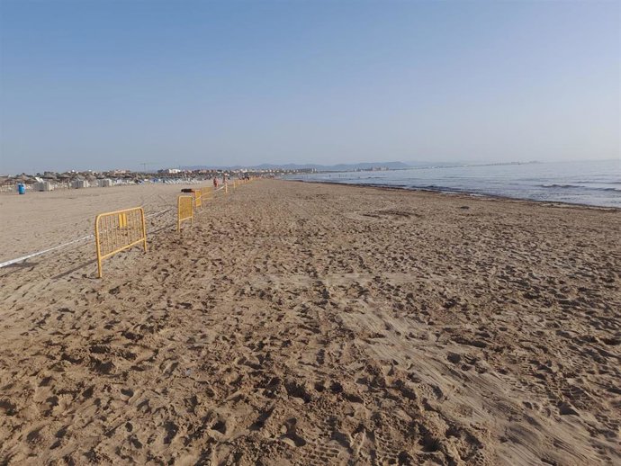 Reabren al baño la playa del Cabanyal tras comprobar que el agua está "limpia"