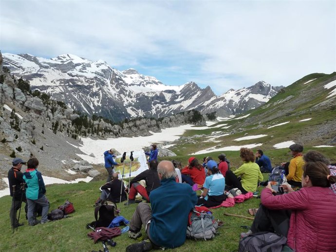 Senderistas en el valle de Pineta, en el Geoparque Sobrarbe-Pirineos.