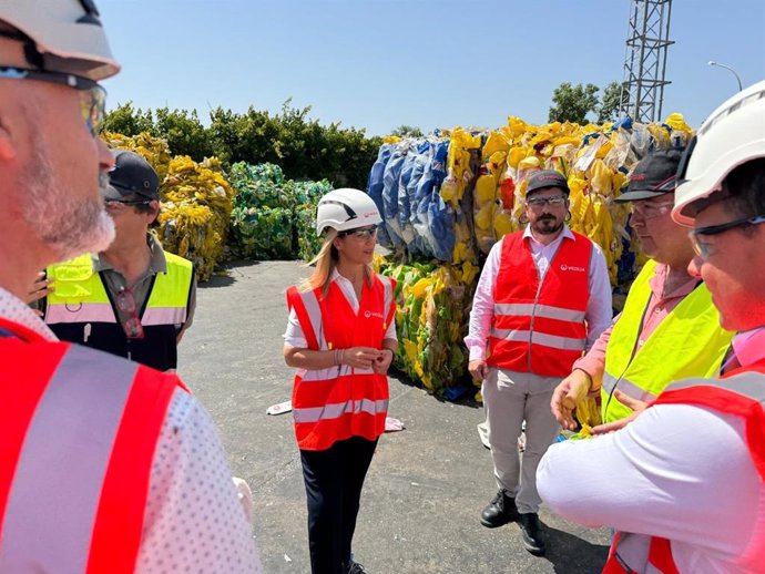 La alcaldesa de Alcalá de Guadaíra (Sevilla), Ana Isabel Jiménez, en la empresa Reciclados La Red by Veolia, especializada en el reciclaje de plásticos.