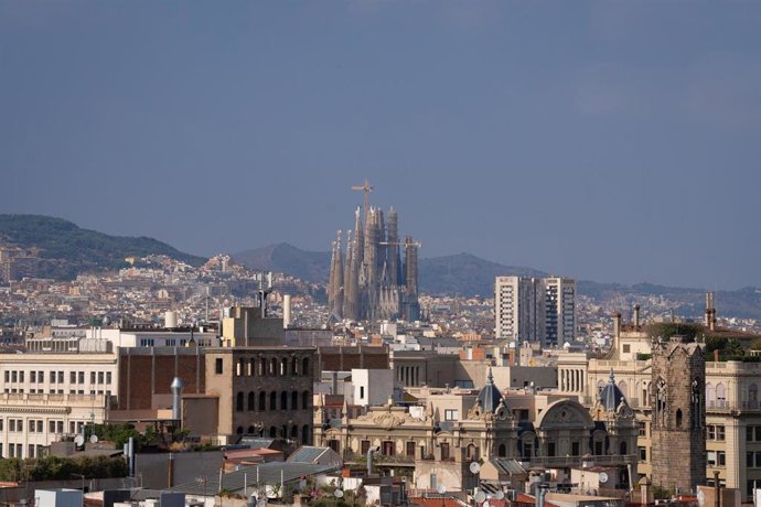 Archivo - Vista panorámica de Barcelona, con La Basílica de la Sagrada Familia al fondo, a 11 de octubre de 2023, en Barcelona, Catalunya