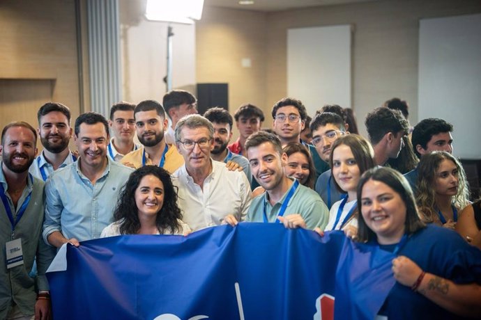 Jóvenes simpatizantes del PP junto al líder de los 'populares', Alberto Núñez Feijóo, y el presidente de la Junta de Andalucía, Juanma Moreno.