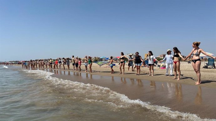 Cadena humana en las playas de Almardà, Corinto y Malva-rosa