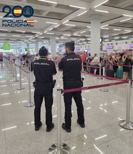 Agentes de la Policía Nacional en el aeropuerto de Palma