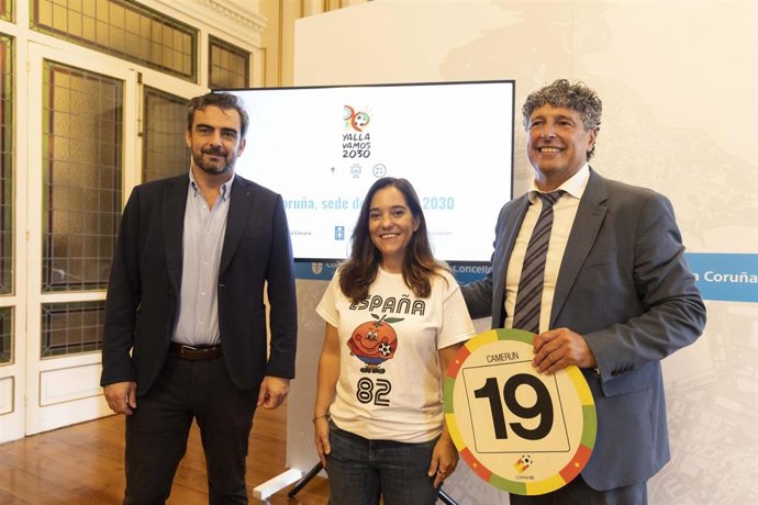 El conselleiro de Presidencia, Xustiza e Deportes, Diego Calvo, y la alcaldesa de A Coruña, Inés Rey, en la presentación del proyecto de Riazor como sede del Mundial 2030.