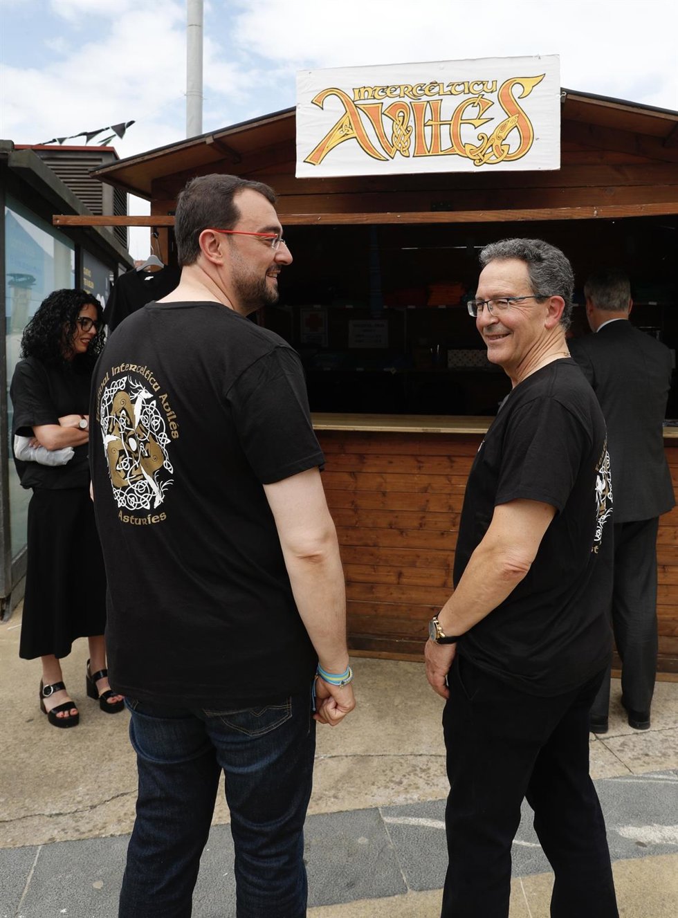 El presidente del Principado, Adrián Barbón, y el director del Festival Intercéltico de Avilés y Comarca, Juan Luis Casas
