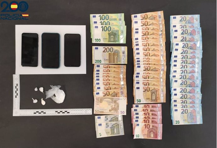 Droga y dinero en efectivo incautado a los detenidos