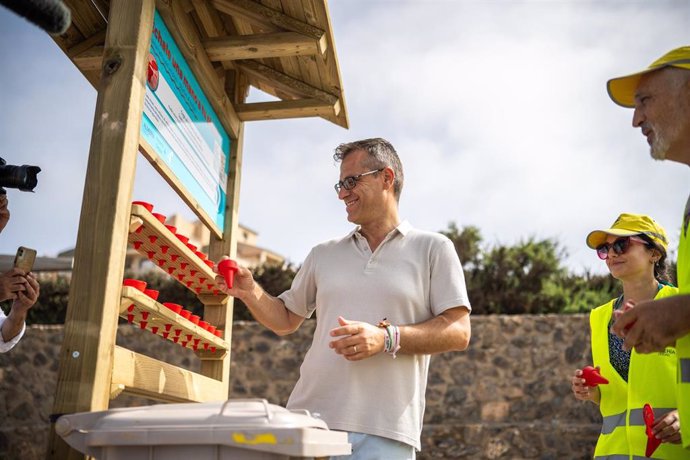 Instalaciones con los ceniceros reutilizables en las playas de Almería.