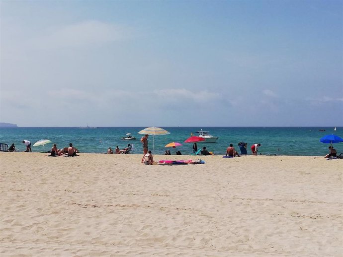 Archivo - Bañistas en Playa de Palma, en una imagen de 2019.