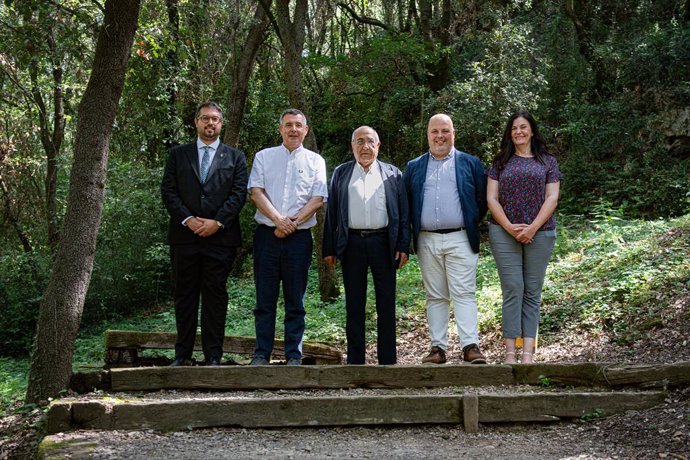 El conseller de Recerca i Universitats, Joaquim Nadal, en la presentació de l'Arqueoparc Coves de Serinyà després de la remodelació