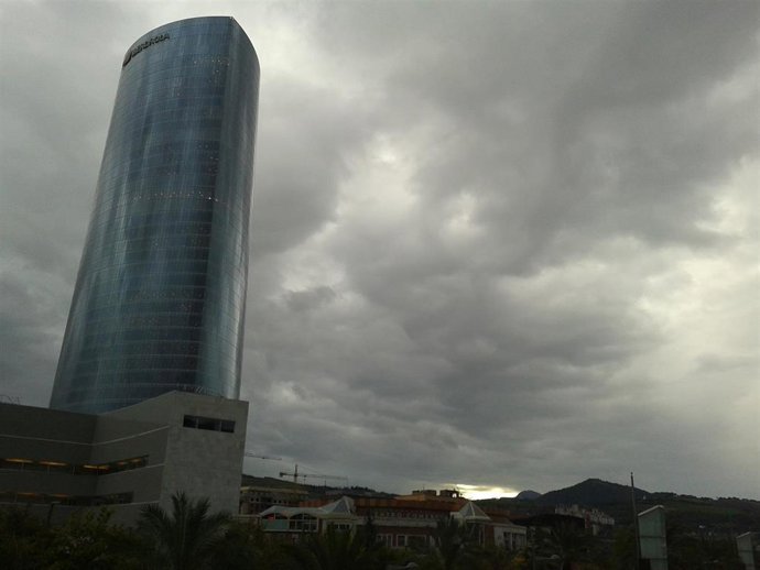 Archivo - Cielo nublado en Bilbao (archivo)