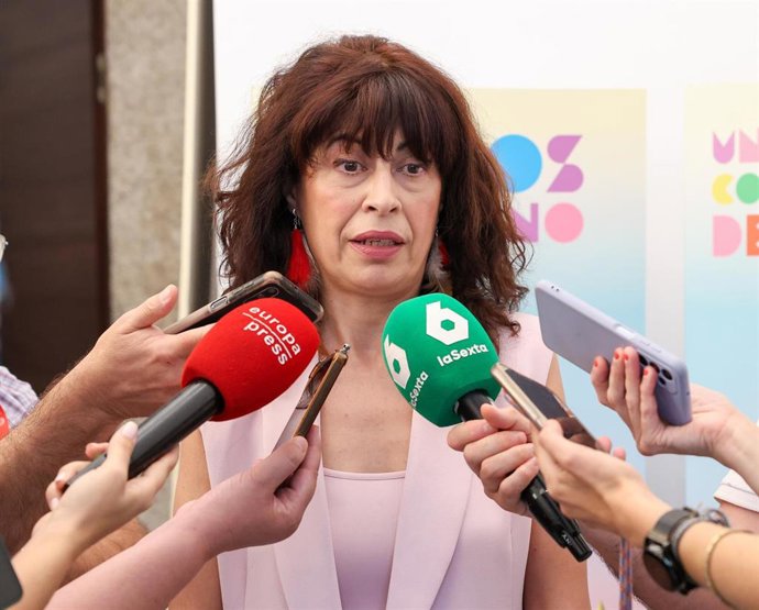 La ministra de Igualdad, Ana Redondo, atiende a medios a su llegada a los Cursos de Verano de El Escorial, en el Antiguo Cuartel de Inválidos y Voluntarios a caballo, a 18 de julio de 2024, en San Lorenzo de El Escorial, Madrid (España). 