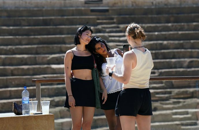 Personas por las calles de Málaga, a 12 de julio de 2024.