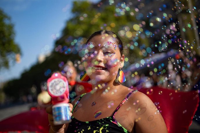 Una persona con una pistola de pompas durante una manifestación del Pride Barcelona 2024, a 20 de julio de 2024, en Barcelona, Catalunya (España). El Pride Barcelona 2024 se celebra hoy con la manifestación del Orgullo. Se trata de una manifestación tradi